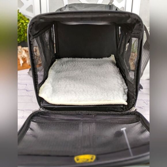 NWT - Sherpa Original Deluxe Pet Carrier - Medium - Picture 7 of 16
